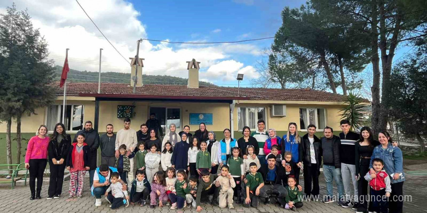 Gönüllü Üniversiteliler köy okullarında etkinlik düzenliyor