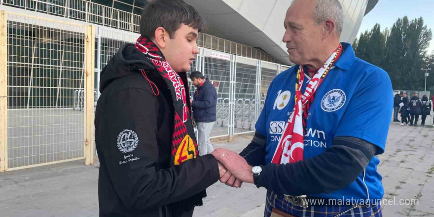 Görme engeline rağmen Eskişehirspor’un maçlarını gönül gözü ile görüyor