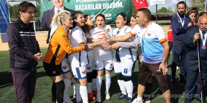 Görme engelli kadın futbolcularla yer yerinden oynadı