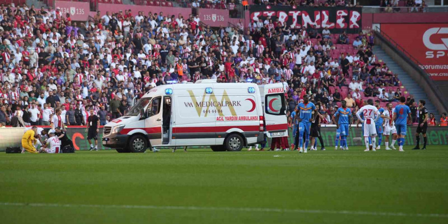 Göztepeli futbolcu Solet, ambulansla hastaneye kaldırıldı