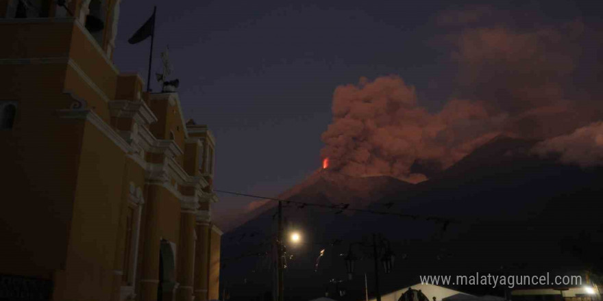 Guatemala’daki Fuego Yanardağı’nda patlama meydana geldi