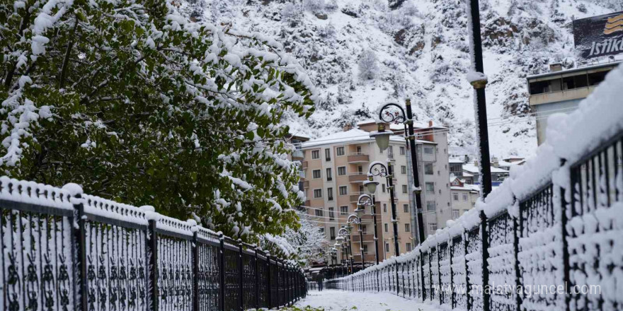 Gümüşhane şehir merkezi mevsimin ilk kar yağışının ardından beyaza büründü