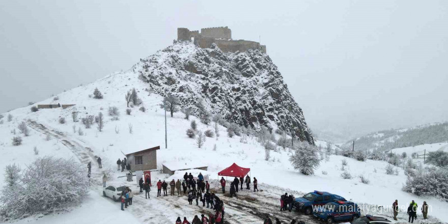 Gümüşhane’de 152 genç kar altında tarihi kaleyi keşfetti