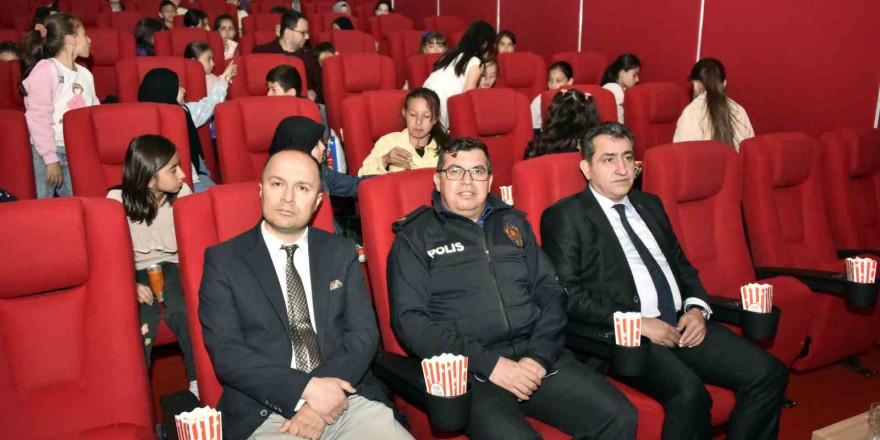 Gümüşhane’de çocuklar sinema keyfiyle bilinçleniyor