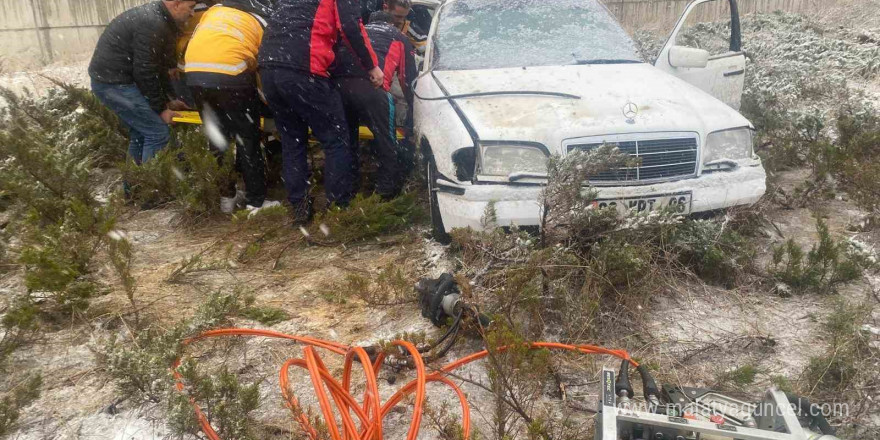 Gümüşhane’de kontrolden çıkan otomobil refüje çıktı: 2 yaralı