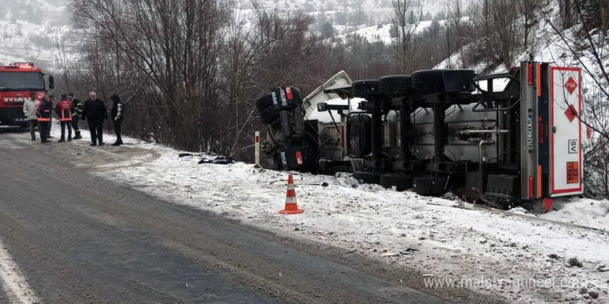 Gümüşhane’de LPG yüklü tankerin tırla çarpıştığı kaza acuz atlatıldı