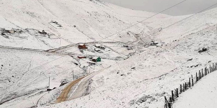 Gümüşhane’de yaylalar beyaz örtüyle kaplandı