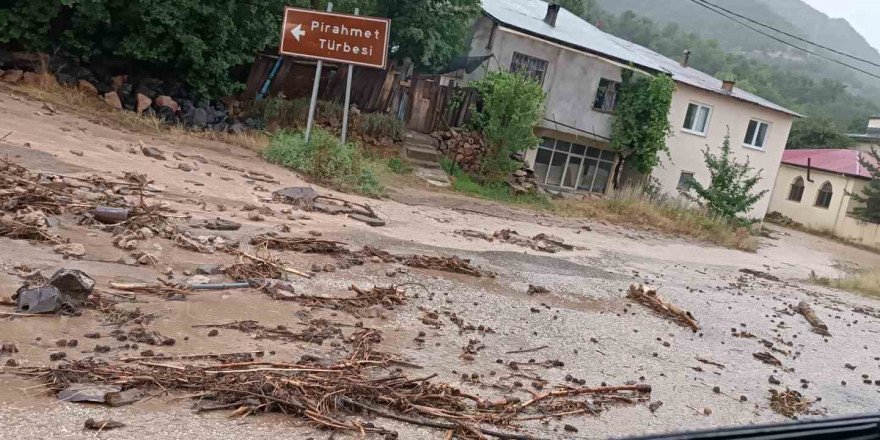 Gümüşhane’yi sağanak yağış vurdu, Erzincan-Gümüşhane karayolu kapandı