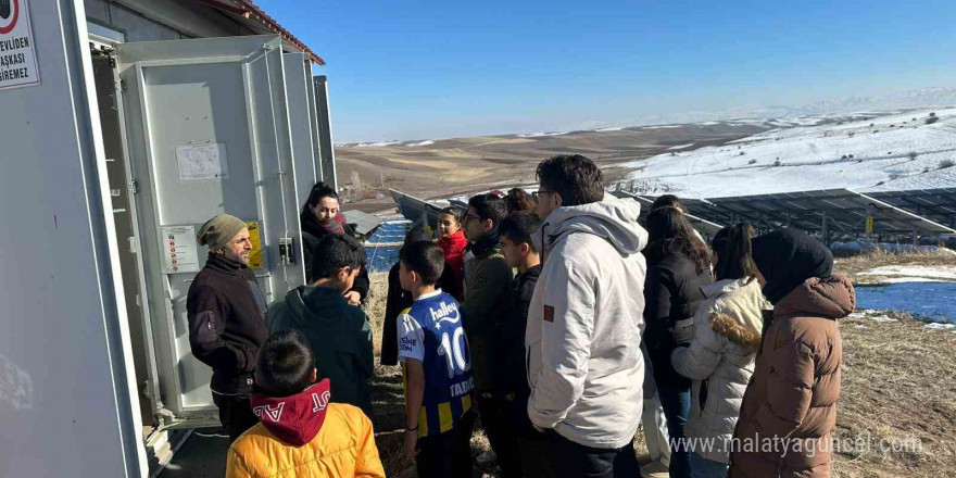 Güneş enerji santralinde fen bilimleri dersi