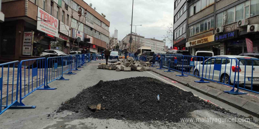 Güngören’de çöken yol hala trafiğe açılmadı, esnaf mağdur oldu