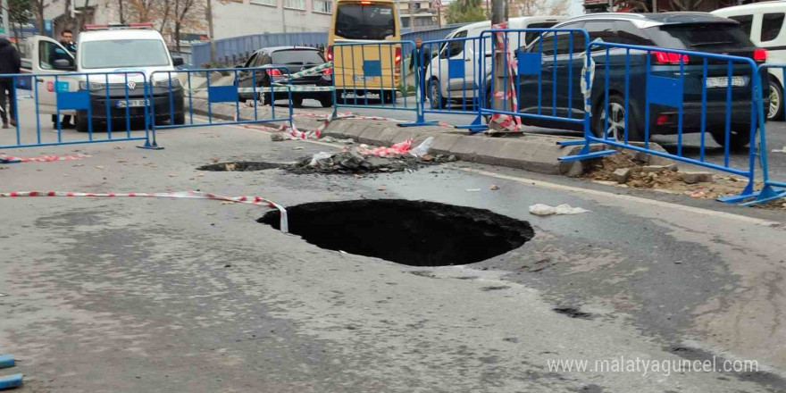 Güngören’de çöken yol hala trafiğe açılmadı, esnaf mağdur oldu