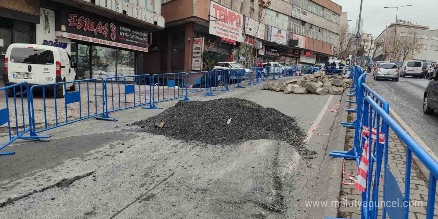 Güngören’de çöken yol hala trafiğe açılmadı, esnaf mağdur oldu