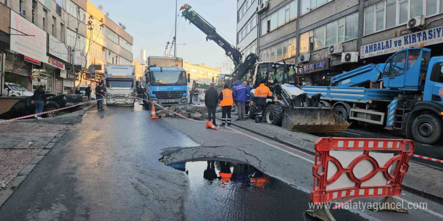 Güngören’de çöken yolda sıkışan kamyon kurtarıldı