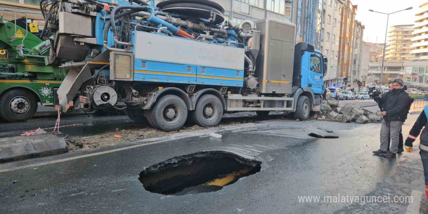 Güngören’de çöken yolda sıkışan kamyon kurtarıldı