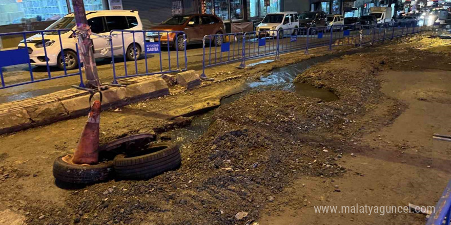 Güngören’de İSKİ’nin çalışması sırasında aynı yol ikinci kez çöktü