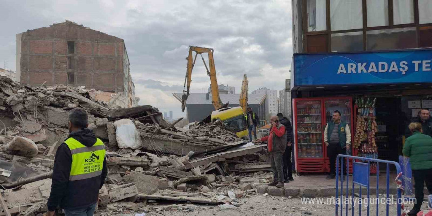 Güngören’de kentsel dönüşüm kapsamında yıkımı yapılan bina çöktü