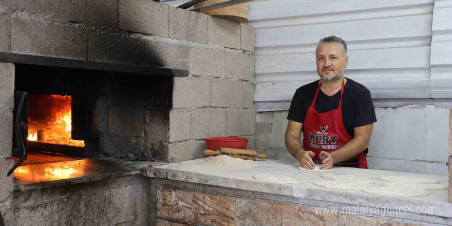 Günlük 2 bin TL yevmiye ile çalıştıracak kalifiye işçi bulamayınca küreği eline alıp fırının başına geçti