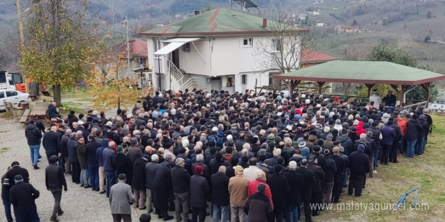 Gurbet yolunda hayatını kaybeden baba ve oğlu son yolculuğuna uğurlandı