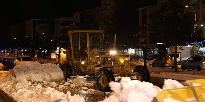 Güroymak’ta kar temizleme çalışmaları devam ediyor