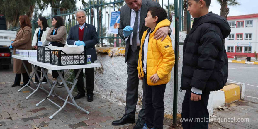 Güzelbahçe Belediyesi her gün bin 500 öğrenciye süt ve poğaça dağıtacak