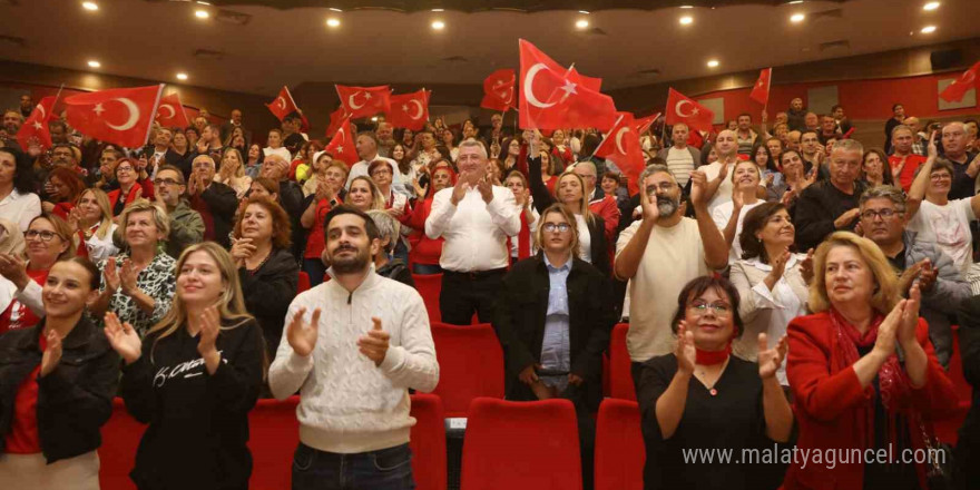 Güzelbahçe’de ‘Sen Cumhuriyet’ tiyatro oyunu sergilendi