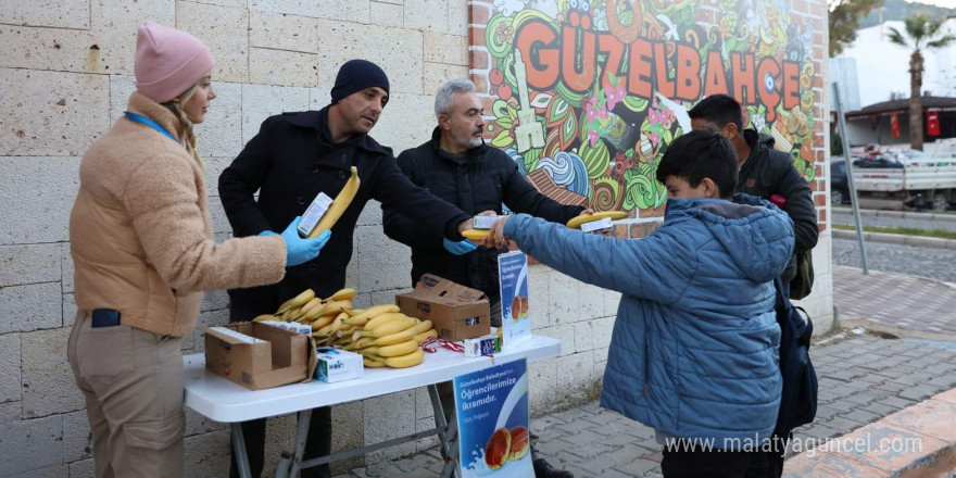 Güzelbahçe’de süt, poğaça ile birlikte öğrencilere kuruyemiş ve meyve de dağıtılacak