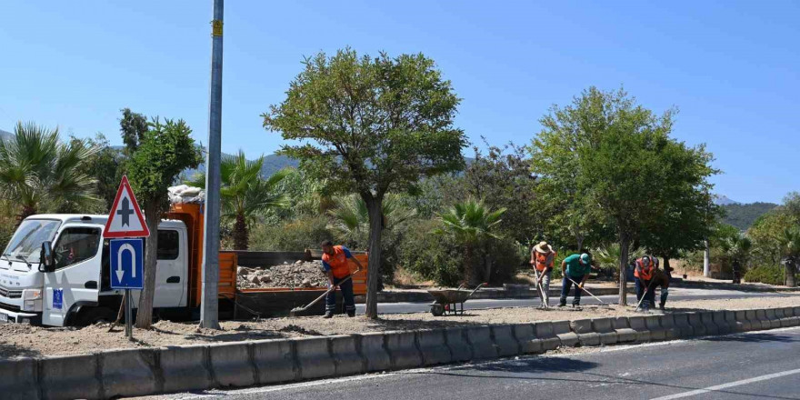 Güzelçamlı’nın refüj ve kavşaklarına estetik düzenleme