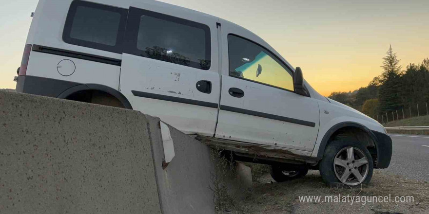 Hafif ticari araç beton bariyerlerde asılı kaldı: 1 yaralı