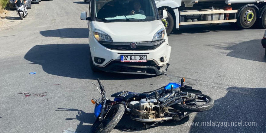 Hafif ticari araç ile motosiklet çarpıştı, motosiklet sürücüsü yaralandı