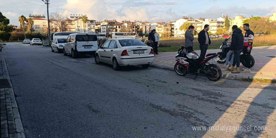 Hafif ticari araçla çarpışan motosikletin sürücüsü yaralandı