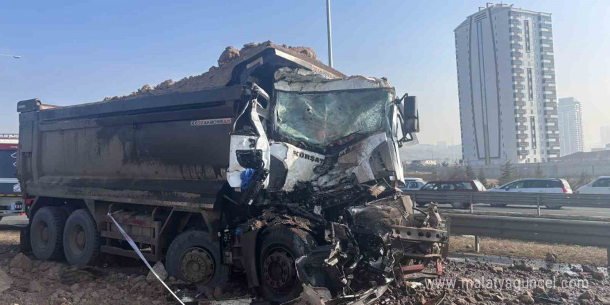 Hafriyat kamyonu akaryakıt yüklü tıra çarptı, litrelerce mazot yere döküldü