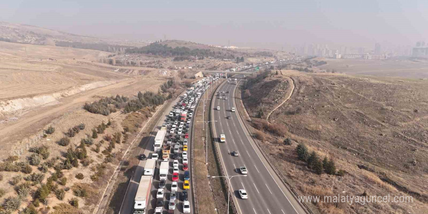 Hafriyat kamyonu akaryakıt yüklü tıra çarptı, litrelerce mazot yere döküldü