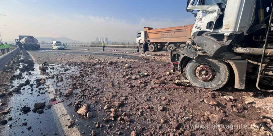 Hafriyat kamyonu akaryakıt yüklü tıra çarptı, litrelerce mazot yere döküldü