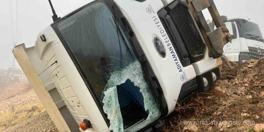 Hafriyat kamyonu şarampole devrildi: 1 yaralı