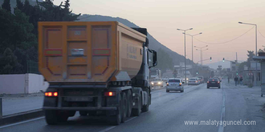 Hafriyat kamyonunu sağdan solluyan motorcu, ön kaldırarak canını hiçe saydı: O anlar kamerada