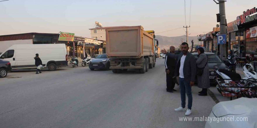 Hafriyat kamyonunun altında kalan motosikletli aracın altından yürüyerek çıktı: O anlar kamerada