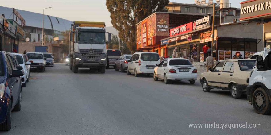 Hafriyat kamyonunun altında kalan motosikletli aracın altından yürüyerek çıktı: O anlar kamerada