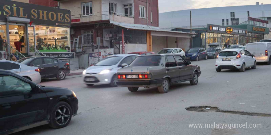 Hafriyat kamyonunun otomobili metrelerce sürüklediği anlar kameraya yansıdı