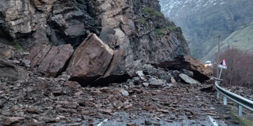 Hakkari Çukurca yolunda heyelan, yol ulaşıma kapandı