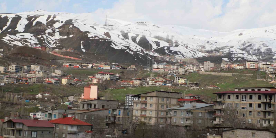 Hakkari dağları yeniden beyaza büründü