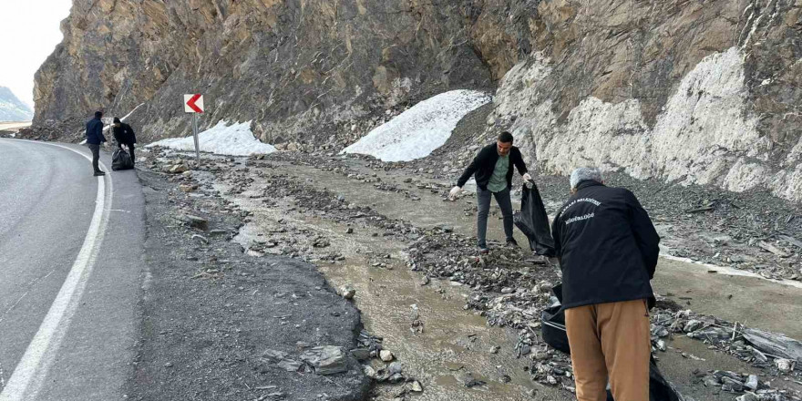 Hakkari şehir girişi çöplerden arındırıldı