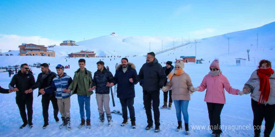 Hakkari Valisi Çelik, kayak merkezinde gençlerle halay çekti