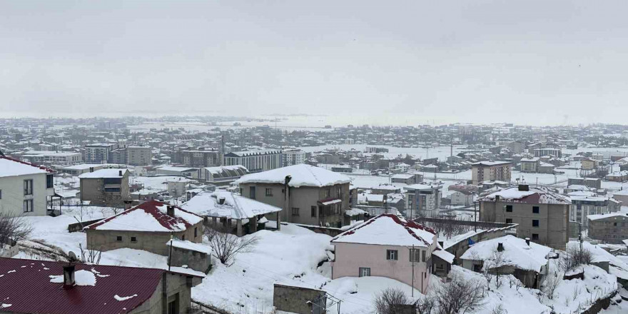 Hakkari’de 10 köy ve 32 mezra yolu ulaşıma kapandı