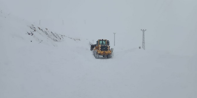 Hakkari’de 13 yerleşim yerinin yolu ulaşıma kapandı