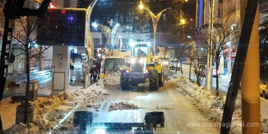 Hakkari’de 20 araçla karla mücadele yapıldı