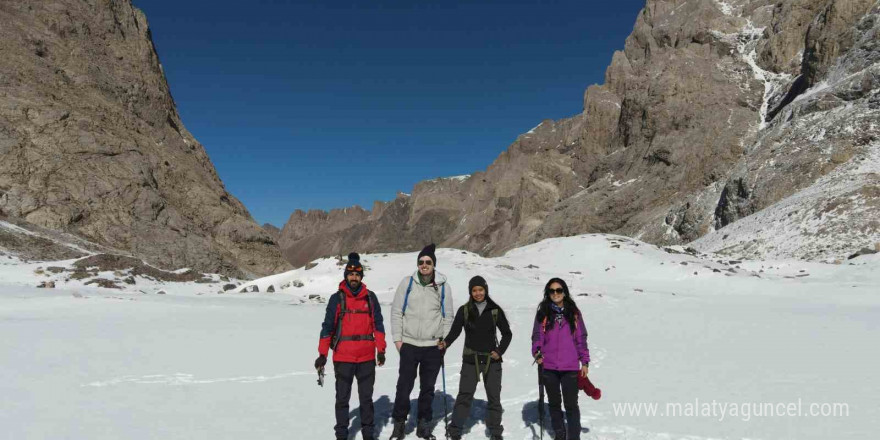 Hakkari’de 20 bin yıllık buzul bölgesinde muhteşem manzaralar oluştu