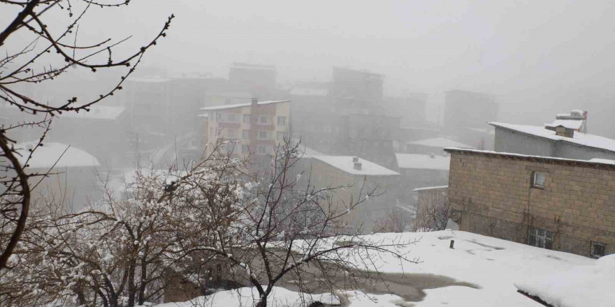 Hakkari’de 23 yerleşim yolu kapandı