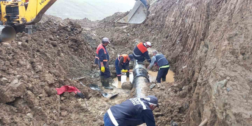 Hakkari’de 3 bin 500 rakımdaki su arızası giderildi