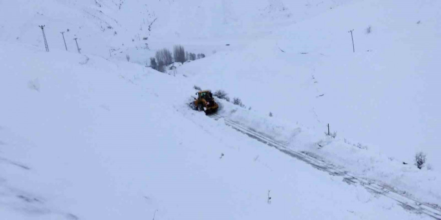 Hakkari’de 32 yerleşim yerinin yolu ulaşıma kapandı