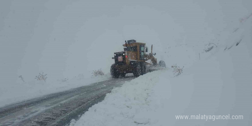 Hakkari’de 51 yerleşim yerinin yolu yeniden ulaşıma açıldı